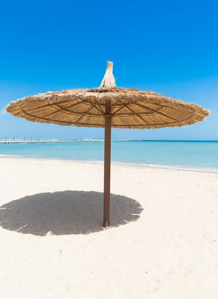 Sunshade umbrellas on the beach — Stock Photo, Image