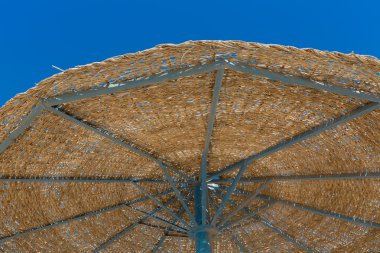 Tente şemsiye plajda