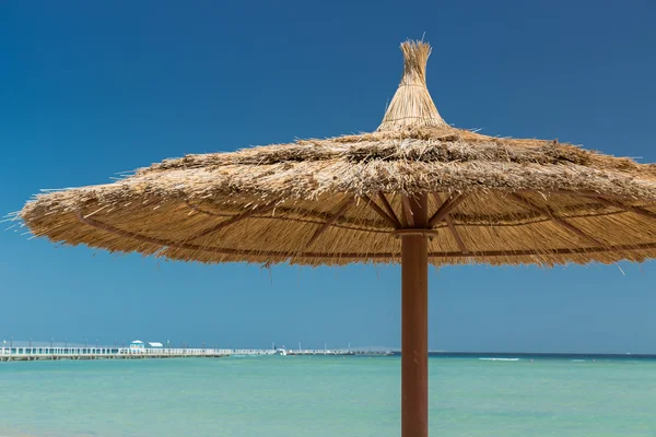 Sunshade umbrellas on the beach — Stock Photo, Image