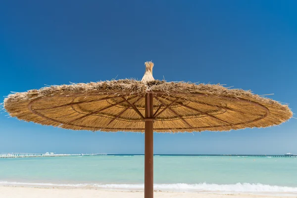 Sunshade umbrellas on the beach — Stock Photo, Image