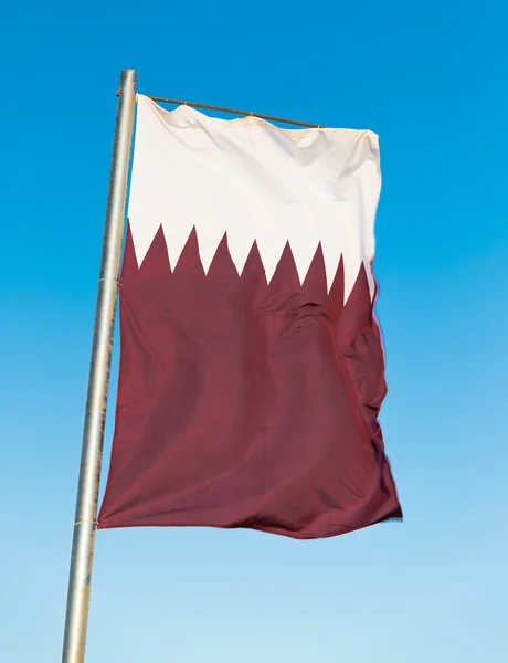 Bandeira nacional do Qatar no mastro da bandeira — Fotografia de Stock