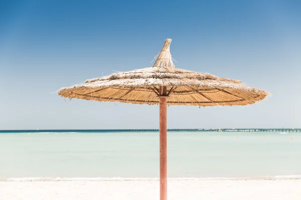 Sunshade umbrellas on the beach — Stock Photo, Image