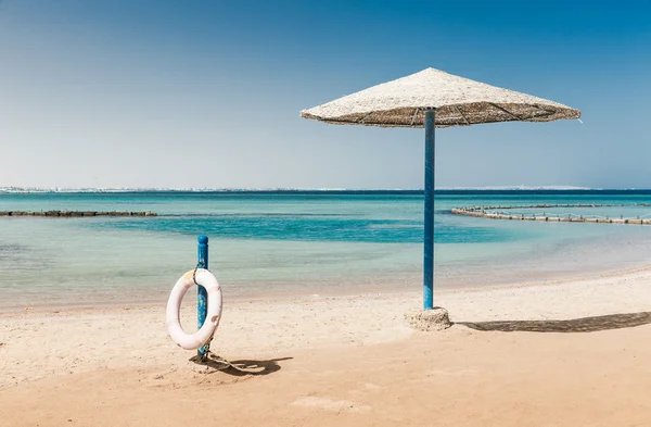 Sombrillas sombrillas en la playa — Foto de Stock
