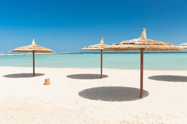 Sunshade umbrellas on the beach — Stock Photo, Image