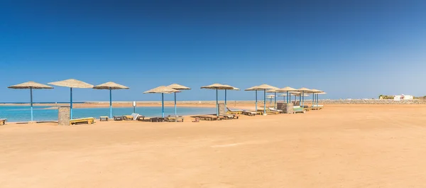 Sunshade umbrellas on the beach — Stock Photo, Image