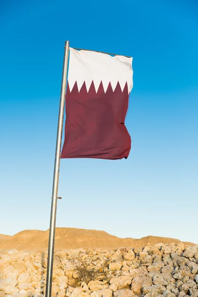 Bandeira nacional do Qatar no mastro da bandeira — Fotografia de Stock