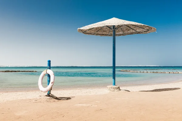 Σκίαστρο ομπρέλες στην παραλία — Φωτογραφία Αρχείου
