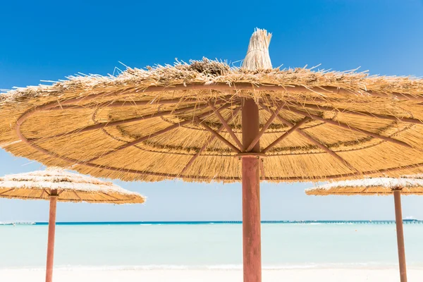 Sunshade umbrellas on the beach — Stock Photo, Image