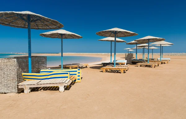 Зонтики от солнца на пляже — стоковое фото
