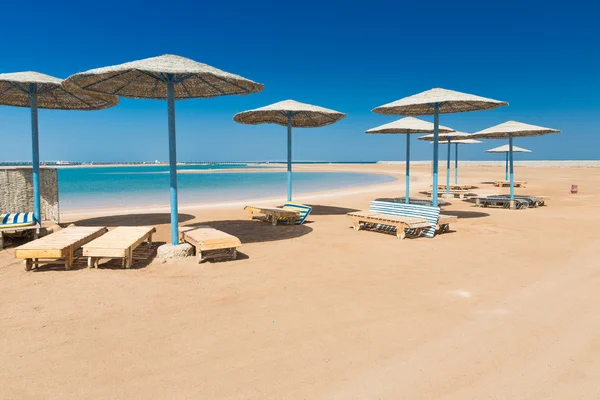 Зонтики от солнца на пляже — стоковое фото