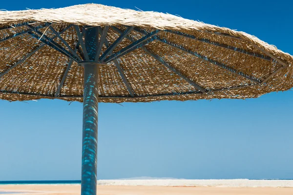 Sunshade umbrellas on the beach — Stock Photo, Image