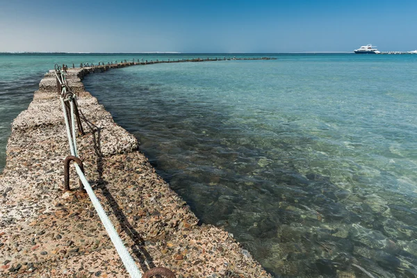 Каменный волнолом в море — стоковое фото