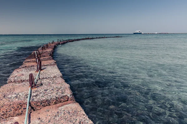 Piedra rompeolas en el mar —  Fotos de Stock