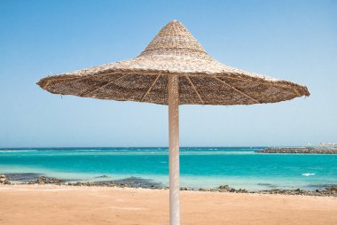 Tente şemsiye plajda