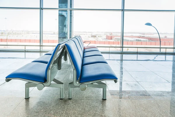 Filas de asiento del salón del aeropuerto moderno — Foto de Stock