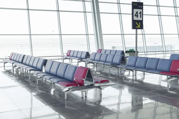 Filas de asiento del salón del aeropuerto moderno — Foto de Stock