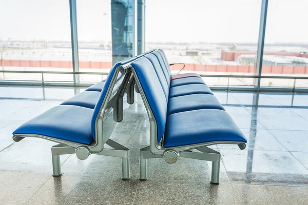 Filas de asiento del salón del aeropuerto moderno — Foto de Stock