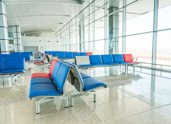 Filas de asiento del salón del aeropuerto moderno — Foto de Stock