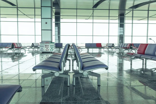 Filas de asiento del salón del aeropuerto moderno — Foto de Stock