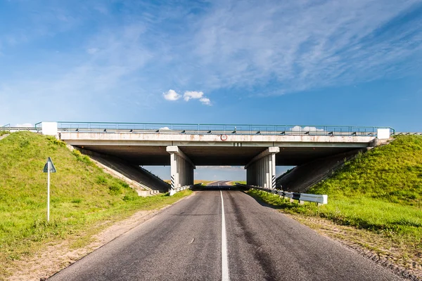 Ponte sobre a estrada rural — Fotografia de Stock