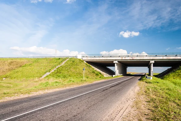 Ponte sobre a estrada rural — Fotografia de Stock