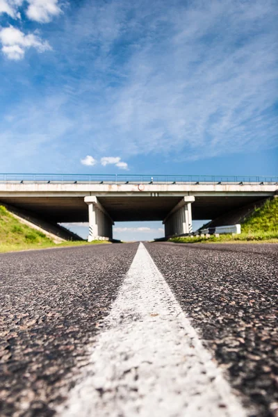 Brug over de landelijke weg — Stockfoto