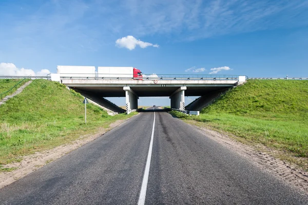 Brug over de landelijke weg — Stockfoto