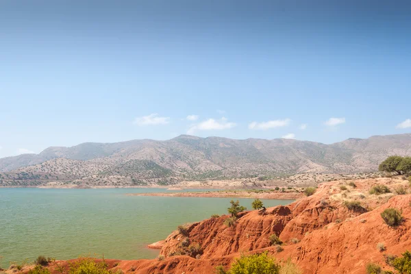 Göl arasında dağlar, morocco — Stok fotoğraf