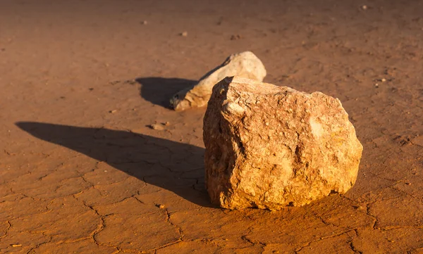 Chão rachado e rochas — Fotografia de Stock