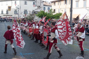Acquapendente, İtalya - 18 Mayıs 2014, Festa dei Pugnaloni Festivali'nde kent merkezinde