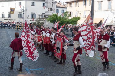 Acquapendente, İtalya - 18 Mayıs 2014, Festa dei Pugnaloni Festivali'nde kent merkezinde