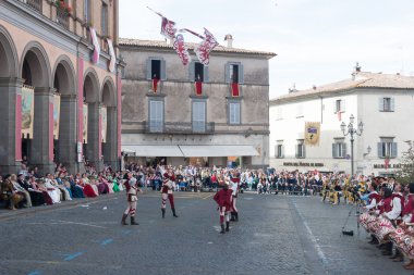 Acquapendente, İtalya - 18 Mayıs 2014, Festa dei Pugnaloni Festivali'nde kent merkezinde