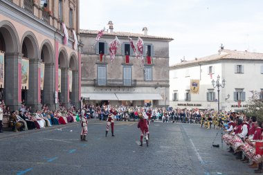 Acquapendente, İtalya - 18 Mayıs 2014, Festa dei Pugnaloni Festivali'nde kent merkezinde