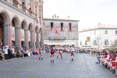 Acquapendente, İtalya - 18 Mayıs 2014, Festa dei Pugnaloni Festivali'nde kent merkezinde