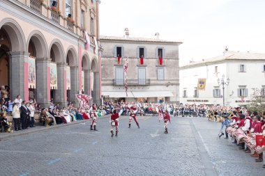 Acquapendente, İtalya - 18 Mayıs 2014, Festa dei Pugnaloni Festivali'nde kent merkezinde