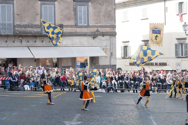 Acquapendente, İtalya - 18 Mayıs 2014, Festa dei Pugnaloni Festivali'nde kent merkezinde