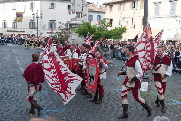 Acquapendente, İtalya - 18 Mayıs 2014, Festa dei Pugnaloni Festivali'nde kent merkezinde