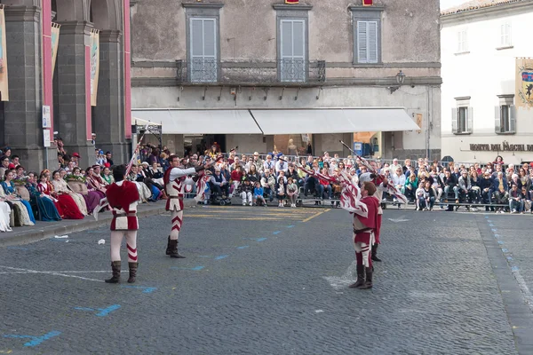 Acquapendente, İtalya - 18 Mayıs 2014, Festa dei Pugnaloni Festivali'nde kent merkezinde