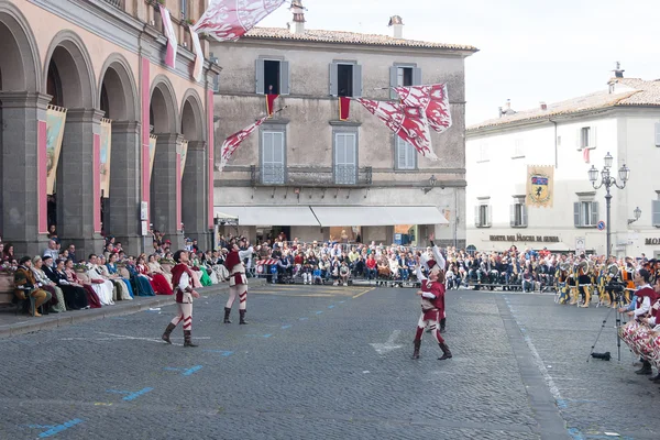 Acquapendente, İtalya - 18 Mayıs 2014, Festa dei Pugnaloni Festivali'nde kent merkezinde