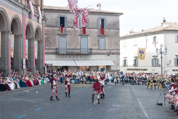 Acquapendente, İtalya - 18 Mayıs 2014, Festa dei Pugnaloni Festivali'nde kent merkezinde