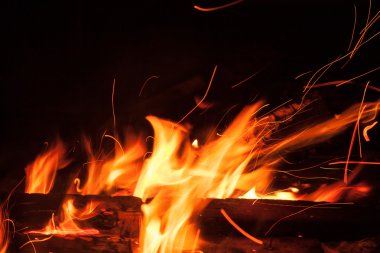 Geceleri şenlik ateşi