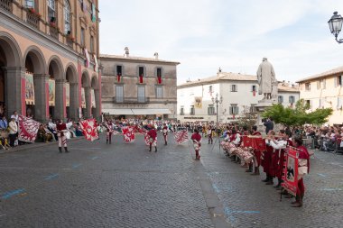 Acquapendente, İtalya - 18 Mayıs 2014, Festa dei Pugnaloni Festivali'nde kent merkezinde