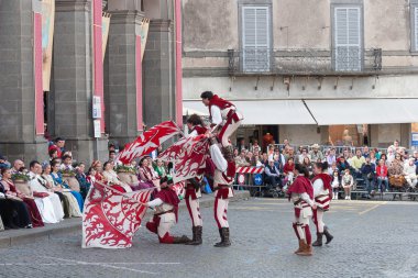 Acquapendente, İtalya - 18 Mayıs 2014, Festa dei Pugnaloni Festivali'nde kent merkezinde