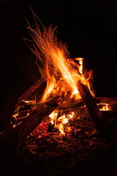 夜间篝火 — 图库照片