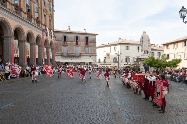 Acquapendente, ITÁLIA - 18 de maio de 2014, Festa dei Pugnaloni Festival no centro da cidade — Fotografia de Stock