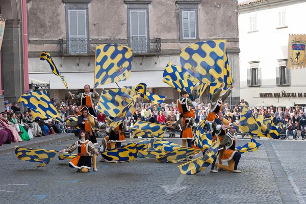 Acquapendente, Italien - 18 maj 2014, Festa dei Pugnaloni Festival i staden centrerar — Stockfoto