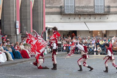 Acquapendente, İtalya - 18 Mayıs 2014, Festa dei Pugnaloni Festivali'nde kent merkezinde