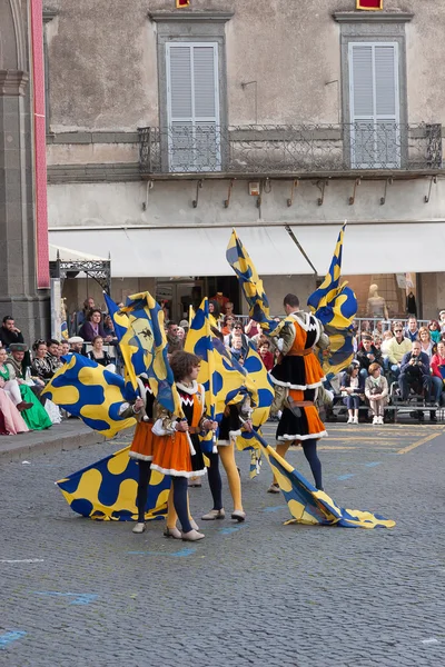 Acquapendente, Włochy - 18 maja 2014 r., Festa dei Pugnaloni Festival w centrum miasta — Zdjęcie stockowe