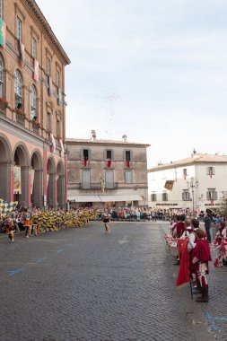 Acquapendente, İtalya - 18 Mayıs 2014, Festa dei Pugnaloni Festivali'nde kent merkezinde
