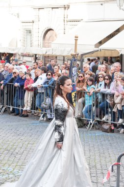 Acquapendente, İtalya - 18 Mayıs 2014, Festa dei Pugnaloni Festivali'nde kent merkezinde